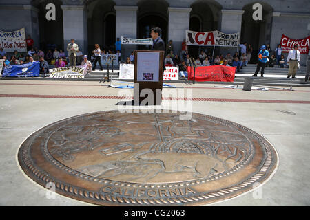 Fabian Nunez Lautsprecher, spricht vor der Seal of California, während der Einwanderer & Anhänger Rallye des State Capitol, Montag, 21. Mai 2007. Einwanderer und Unterstützer von rund um den Staat kam auf das Kapitol aufzufordern, der Gouverneur und die Gesetzgeber zu erlassen, Gesundheitsreform, c Stockfoto