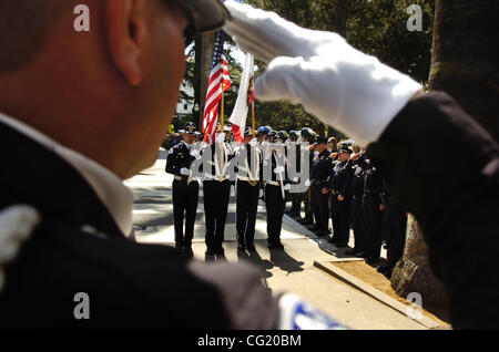 Ein Polizist grüßt die Ehrengarde, wie es bei der 2007 Kalifornien Peace Officers Memorial Zeremonie neben das State Capitol, Donnerstag, 3. Mai 2007, Sacramento Bee kommt / Brian Baer Stockfoto