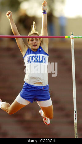 Rachel Simmons von Rocklin High School genehmigt 12'3 ', wie sie im Stabhochsprung Mädchen konkurriert in der Qualifikation für die CIF & Leichtathletik Staatsmeisterschaften im Hughes Stadium, Freitag, 1. Juni 2007. Sie qualifiziert für samstags-Finale. Sacramento Bee / Brian Bär Stockfoto