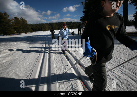 Grundschüler auf einer Exkursion von Murphys eine Kleinstadt ca. 45 Minuten entfernt genießen Sie Langlaufen im Bear Valley. 31. Januar 2007. Sacramento Bee Foto Bryan Patrick Stockfoto