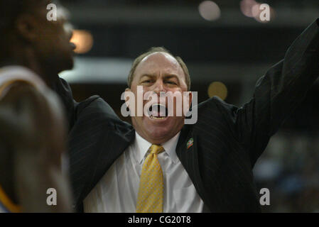 UCLA Cheftrainer Ben Howland feiert seinen Sieg ihres Spiels bei der NCAA Männer Basketball-Turnier in Arco Arena, Sacramento, Kalb. Samstag, 17. März 2007. Sacramento Bee fotografieren Bryan Patrick George Washington Vanderbilt Stockfoto