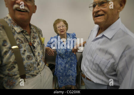 ZWEITE Perle Wiggins 100, (Mitte) bekommt zwei junge Böcke, die ihr auf der Tanzfläche, Manuel Palacios 73 und Joe Martin 92,(right) bringen möchten. Dies ist ein Gesellschaftstanz-Sitzung am Hart Senior Center. Die Mitte tut doppelte Aufgabe als Kühlung Center von der Hitzewelle bedeckend Bereich aber Stockfoto