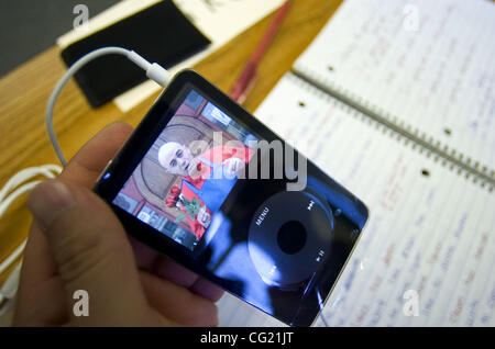 Zum anderen springen: Latino-Einwanderer Miguel Ambriz verwendet einen gespendeten Apple Ipod-video-Player als Lerninstrument in seinem Englisch als Zweitsprache Klasse Dienstag, 13. März 2007 in den ländlichen Colusa County Stadt von Arbuckle, Kalifornien Probleme in Colusa County, wie schlechte Wasserqualität haben Einwanderer um s angespornt Stockfoto
