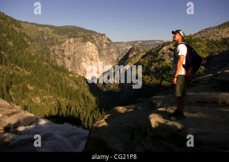 Matt Hartanov, der San Clemente, Calif, absorbiert die Aussicht an der Spitze der Nevada Falls Mittwoch, 18. Juli 2007 während seiner Besteigung des Half Dome Yosemite Nationalpark Mittwoch, 18. Juli 2007. Die letzten 400 Füße der Aufstieg zur Spitze des Half Dome ist der technischsten Teil des Aufstiegs. Drei Personen h Stockfoto