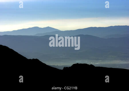 LEDE: Kalifornischen Central Valley, wie aus einer Höhe von 3849 Füße Donnerstag, 11. Januar 2007 auf dem Gipfel des Mt. Diablo ausspioniert. Erhebt sich über Contra Costa County sonst horizontale Landschaft, lockt Diablo Besucher mit unzähligen Wander- und Radwege und Vogelperspektive vom Pazifischen Ozean Stockfoto