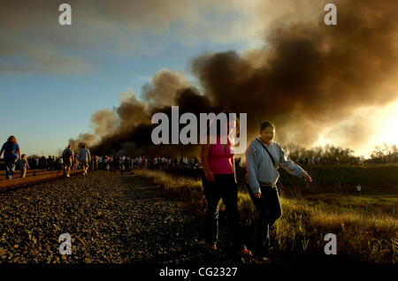 Fußgänger finden ihren Weg in und aus einem Zug Bock Feuer auf Donnerstag, 15. März 2007 in der Nähe von Cal Expo. (Der Sacramento Bee Hector Amezcua)  ONLINE CAPTION: Eine Rauchfahne mehr als 2.000 Fuß hoch zog Ausflügler ins Feuer Donnerstag. Sacramento Bee / Hector Amezcua Stockfoto