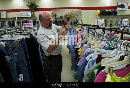 Scott Bofton <cq>, ordnet der Director Retail für die Heilsarmee Kleidung auf die Regale an die aktuelle Secondhand-Laden in Rancho Cordova.  Die Heilsarmee plant zu bewegen und eine größere Secondhand-Laden in Rancho Cordova zu öffnen.  Die Stadt will nicht, dass zu passieren zu sagen der Betrieb ist ein "b</cq> Stockfoto