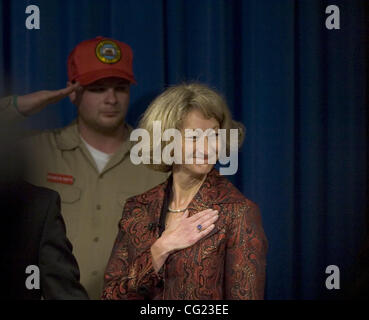 Neu gewählte Secretary Of State, hält Debra Bowen (Mitte) ihre Rechte Hand an ihr Herz wie die US-Farben in den Secretary Of State Auditorium Montag Nachmittag in Downtown Sacramento, Kalifornien durchgeführt werden, bevor sie vereidigt wird. Sacramento Bee Foto von Jose Luis Villegas 8. Januar 2007 Stockfoto