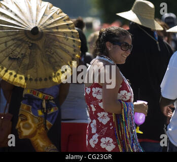 Carmen Recendez (Cq-24 Jahren) von Sonoma County, Kalifornien händigt farbige Perlenketten am Crawdad Festival in Isleton, Kalifornien am Sonntagnachmittag. Fotografie von Jose Luis Villegas, 17. Juni 2007 Stockfoto