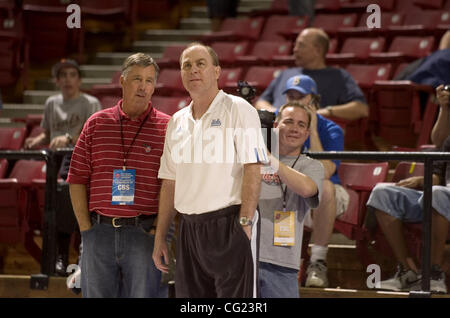 Ehemalige Stanford Cardinal / Golden State Krieger Cheftrainer Mike Montgomery plaudert mit UCLA Head coach Ben Howland während Mittwoch nachmittags Praxis vor der 1. Runde der Herren NCAA Basketball Championship Western Regional in Arco Arena in Sacramento, Kalifornien.  Sacramento Bee Foto von Stockfoto