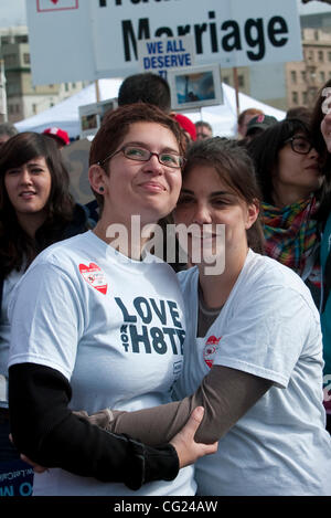 Shira Gevirtz, 19, und Lexi Faulding, 18, Anhänger der Homo-Ehe, stellen Sie sich vor dem State building in San Francisco, Kalifornien, Donnerstag, 5. März 2009. Tausende von Anhängern für und gegen Proposition 8 stellte sich heraus, wie der oberste Gerichtshof von Kalifornien mündliche Verhandlung darüber, ob gehört Proposition 8 Stockfoto