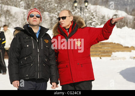 18. Februar 2011 - Sotschi, Region Krasnodar, Russische Föderation - L-R russischen Präsidenten DMITRY MEDVEDEV, Premierminister VLADIMIR PUTIN in Krasnaja Poljana Mountain Ski Center im Großraum Sotschi... (Kredit-Bild: © PhotoXpress/ZUMAPRESS.com) Stockfoto