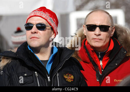 18. Februar 2011 - Sotschi, Region Krasnodar, Russische Föderation - russischen Präsidenten DMITRY MEDVEDEV und Prime Minister VLADIMIR PUTIN (R) in Krasnaja Poljana Mountain Ski Center im Großraum Sotschi. (Kredit-Bild: © PhotoXpress/ZUMAPRESS.com) Stockfoto
