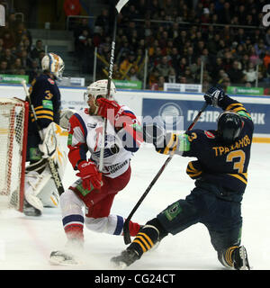 Flugzeugabsturz tötet Lokomotive Jaroslawl KHL Eishockey-Team. 43 Tote, darunter professionelle Spieler aus Tschechien, Lettland, Deutschland, Schweden und Slowakei für den Verein in beliebten Liga Turnier. Im Bild: Moskau, Russland. März 27,2011. KHL 2010/2011-Turnier; Atlant Vs Lokomotive; Loko Stockfoto