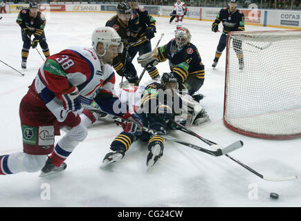 Flugzeugabsturz tötet Lokomotive Jaroslawl KHL Eishockey-Team. 43 Tote, darunter professionelle Spieler aus Tschechien, Lettland, Deutschland, Schweden und Slowakei für den Verein in beliebten Liga Turnier. Im Bild: Moskau, Russland. März 29.2011. KHL 2010/2011-Turnier; Atlant Vs Lokomotive; Loko Stockfoto