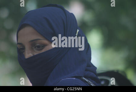 Ein Verwandter eines verschwundenen Kashmiri jungen Menschen wie sie in einem Sit-in Protest in Srinagar, der Sommerhauptstadt des indischen Teil Kaschmirs, 28. Juli 2011 teilnimmt. Berichten zufolge, die der Vereinigung der Eltern von verschwunden Personen (APDP) unter der Leitung von Parveena Ahanger organisiert den Protest gegen die staatliche gov Stockfoto