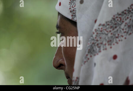 Ein Verwandter eines verschwundenen Kashmiri jungen Menschen wie sie in einem Sit-in Protest in Srinagar, der Sommerhauptstadt des indischen Teil Kaschmirs, 28. Juli 2011 teilnimmt. Berichten zufolge, die der Vereinigung der Eltern von verschwunden Personen (APDP) unter der Leitung von Parveena Ahanger organisiert den Protest gegen die staatliche gov Stockfoto