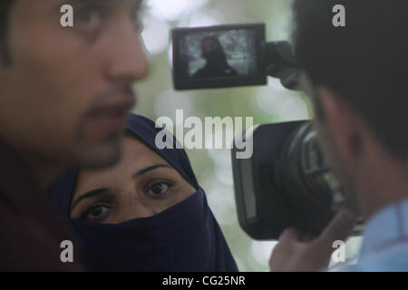 Ein Verwandter eines verschwundenen Kashmiri jungen Menschen wie sie in einem Sit-in Protest in Srinagar, der Sommerhauptstadt des indischen Teil Kaschmirs, 28. Juli 2011 teilnimmt. Berichten zufolge, die der Vereinigung der Eltern von verschwunden Personen (APDP) unter der Leitung von Parveena Ahanger organisiert den Protest gegen die staatliche gov Stockfoto