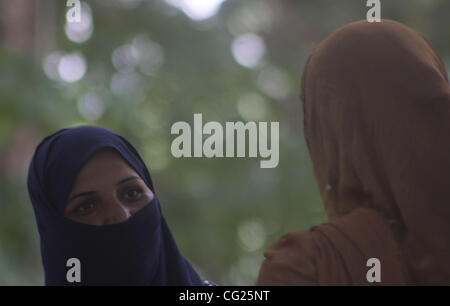 Ein Verwandter eines verschwundenen Kashmiri jungen Menschen wie sie in einem Sit-in Protest in Srinagar, der Sommerhauptstadt des indischen Teil Kaschmirs, 28. Juli 2011 teilnimmt. Berichten zufolge, die der Vereinigung der Eltern von verschwunden Personen (APDP) unter der Leitung von Parveena Ahanger organisiert den Protest gegen die staatliche gov Stockfoto