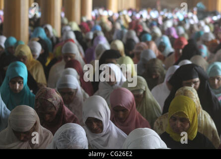 Kaschmirische Muslime beten während der erste Freitag des Ramadan in Srinagar, der Sommerhauptstadt des indischen Kaschmir am 5. August 2011. Des islamischen Fastenmonats Ramadan errechnet sich auf der Sichtung des Neumondes. Muslime auf der ganzen Welt sollen schnell vom Morgengrauen bis zur Abenddämmerung im Laufe des Monats und Stockfoto