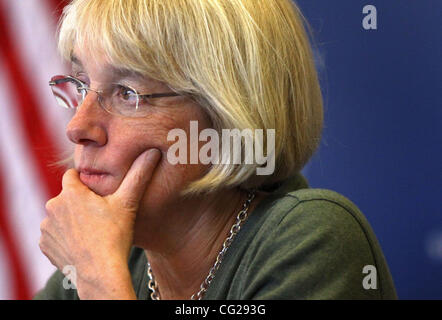 19. August 2011 - Mount Vernon, Washington, Vereinigte Staaten von Amerika - US-Senator PATTY MURRAY, begleitet von einem Board von Moderatoren, hörte aufmerksam auf die Worte des lokalen Veteranen, die Donnerstag, 18. August 2011, am Skagit Transit Station in Mount Vernon, Washington Murray vor kurzem als Vorsitzender des Tierarztes ernannt wurde Stockfoto