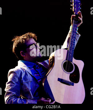 27. August 2011 - rock Indio, Kalifornien, USA - Rivers Cuomo Alternative Band Weezer bei Fantasy Springs Casino in Indio, Kalifornien führt. (Kredit-Bild: © Gerry Maceda/Southcreek Global/ZUMAPRESS.com) Stockfoto