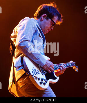 27. August 2011 - rock Indio, Kalifornien, USA - Rivers Cuomo Alternative Band Weezer bei Fantasy Springs Casino in Indio, Kalifornien führt. (Kredit-Bild: © Gerry Maceda/Southcreek Global/ZUMAPRESS.com) Stockfoto