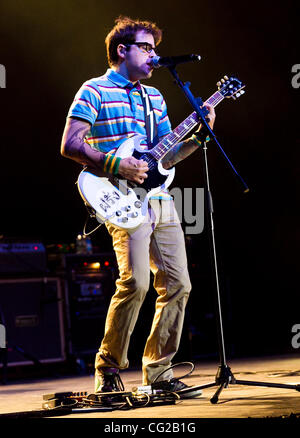 27. August 2011 - rock Indio, Kalifornien, USA - Rivers Cuomo Alternative Band Weezer bei Fantasy Springs Casino in Indio, Kalifornien führt. (Kredit-Bild: © Gerry Maceda/Southcreek Global/ZUMAPRESS.com) Stockfoto