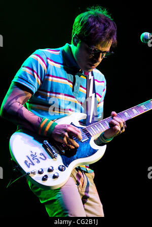 27. August 2011 - rock Indio, Kalifornien, USA - Rivers Cuomo Alternative Band Weezer bei Fantasy Springs Casino in Indio, Kalifornien führt. (Kredit-Bild: © Gerry Maceda/Southcreek Global/ZUMAPRESS.com) Stockfoto