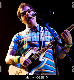 27. August 2011 - rock Indio, Kalifornien, USA - Rivers Cuomo Alternative Band Weezer bei Fantasy Springs Casino in Indio, Kalifornien führt. (Kredit-Bild: © Gerry Maceda/Southcreek Global/ZUMAPRESS.com) Stockfoto