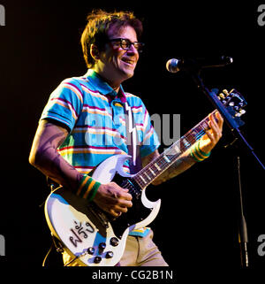 27. August 2011 - rock Indio, Kalifornien, USA - Rivers Cuomo Alternative Band Weezer bei Fantasy Springs Casino in Indio, Kalifornien führt. (Kredit-Bild: © Gerry Maceda/Southcreek Global/ZUMAPRESS.com) Stockfoto