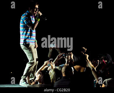 27. August 2011 - rock Indio, Kalifornien, USA - Rivers Cuomo Alternative Band Weezer bei Fantasy Springs Casino in Indio, Kalifornien führt. (Kredit-Bild: © Gerry Maceda/Southcreek Global/ZUMAPRESS.com) Stockfoto