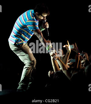 27. August 2011 - rock Indio, Kalifornien, USA - Rivers Cuomo Alternative Band Weezer bei Fantasy Springs Casino in Indio, Kalifornien führt. (Kredit-Bild: © Gerry Maceda/Southcreek Global/ZUMAPRESS.com) Stockfoto