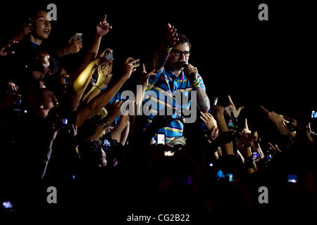 27. August 2011 - rock Indio, Kalifornien, USA - Rivers Cuomo Alternative Band Weezer bei Fantasy Springs Casino in Indio, Kalifornien führt. (Kredit-Bild: © Gerry Maceda/Southcreek Global/ZUMAPRESS.com) Stockfoto