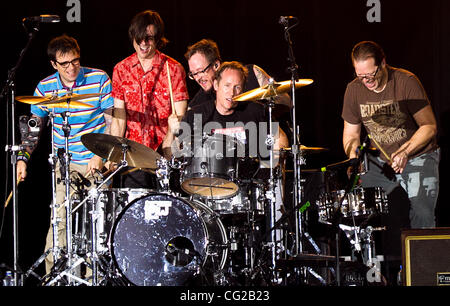 27. August 2011 - führt Indio, Kalifornien, USA - links, Weezer Mitglieder Rivers Cuomo, Patrick Wilson, Brian Bell, Scott Shriner und Josh Freese bei Fantasy Springs Casino in Indio, Kalifornien. (Kredit-Bild: © Gerry Maceda/Southcreek Global/ZUMAPRESS.com) Stockfoto