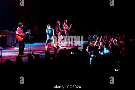 27. August 2011 - Indio, Kalifornien, USA - von links, Brian Bell, Rivers Cuomo, führt Scott Shiner und Patrick Wilson von alternative Rock-Band Weezer bei Fantasy Springs Casino in Indio, Kalifornien. (Kredit-Bild: © Gerry Maceda/Southcreek Global/ZUMAPRESS.com) Stockfoto