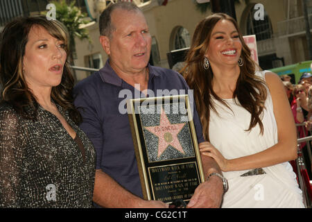 30. August 2011 - Hollywood, Kalifornien, US - I15441CHW. Ed O'Neill mit Stern auf dem Hollywood Walk Of Fame geehrt. Vorderseite des DSW Shoe Store, Hollywood Blvd, Hollywood, CA .08/30/2011. KATEY SAGAL, ED O'NEILL UND SOFIA VERGARA. 2011 (Kredit-Bild: © Clinton Wallace/Globe Photos/ZUMAPRESS.com) Stockfoto