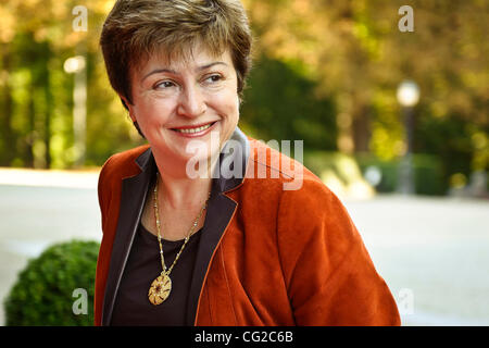 31. August 2011 - versammeln BXL, Brüssel, Belgien - Kristalina Georgieva Kommissarin für internationale Zusammenarbeit, humanitäre Hilfe und Krisenreaktion für die Besprechung im African Museum in Tervuren in der Nähe von Brüssel am 2011-08-31 die Kommissare kommt sich, um die EU-Agenda 2012 planen Stockfoto