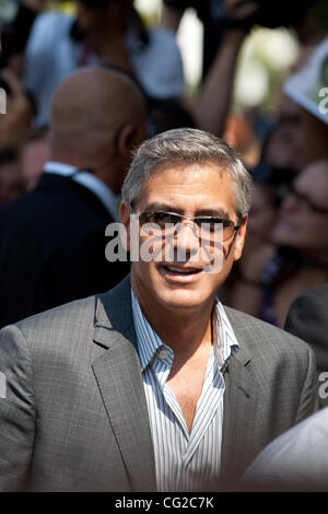 31. August 2011 - Venedig, Italien - George Clooney geht unter den Fans vor dem Fototermin für '' The Ides of March"Film-Premiere bei den 68. Internationalen Filmfestspielen von Venedig (Credit-Bild: © Marcello Farina/Southcreek Global/ZUMAPRESS.com) Stockfoto