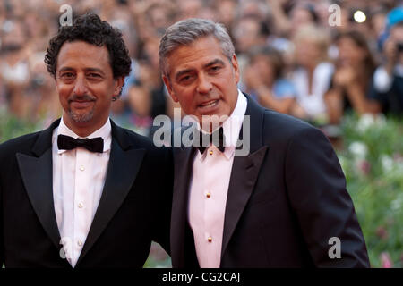 31. August 2011 - Venedig, Italien - (von links nach rechts) Produzenten Grant Heslov ausrichten mit Schauspieler und Regisseur George Clooney auf dem roten Teppich vor der Filmpremiere von "The Ides of March" bei den 68. Internationalen Filmfestspielen von Venedig (Credit-Bild: © Marcello Farina/Southcreek Global/ZUMAPRESS.com) Stockfoto