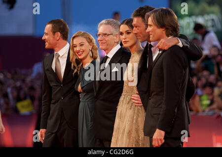 2. September 2011 - Venedig, Italien - Besetzung von links auf rechts Michael Fassbender, Sarah Gadon, Regisseur David Cronenberg, Keira Knightley, Vincent Cassel, Viggo Mortensen während der rote Teppich für "A Dangerous Method" Film unter der Regie von David Cronenberg vor Premiere während der 68. internationalen Venedig Stockfoto