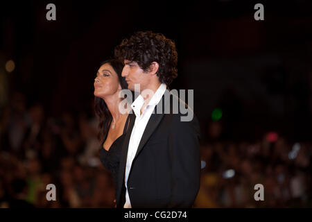 2. September 2011 - Venedig, Italien - Schauspieler Monica Bellucci und Louis Garrel auf den roten Teppich für UN Ete Brulant "Film unter der Regie von Philippe Garrel vor Premiere bei den 68. Internationalen Filmfestspielen von Venedig (Credit-Bild: © Marcello Farina/Southcreek Global/ZUMAPRESS.com) Stockfoto