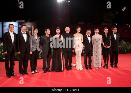 2. September 2011 - Venedig, Italien - full cast mit Festivaldirektor Marco Müller auf dem roten Teppich für "The Sorcerer and the White Snake" Film unter der Regie von Ching Siu-Tung vor Premiere bei den 68. Internationalen Filmfestspielen von Venedig (Credit-Bild: © Marcello Farina/Southcreek Global/ZUMAPRESS.com) Stockfoto