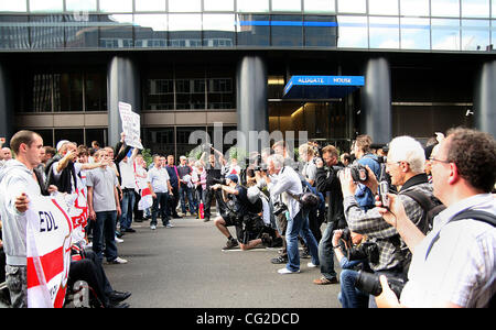 3. September 2011 - London, Vereinigtes Königreich - Rechtsextremisten aus der English Defence League (EDL) stehen sich in Tower Hamlets London (Credit-Bild: © Theodore Liasi/ZUMAPRESS.com) Stockfoto