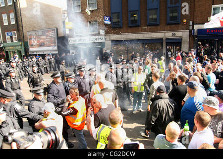 3. September 2011 - London, Vereinigtes Königreich - Rechtsextremisten aus der English Defence League (EDL) stehen sich in Tower Hamlets London (Credit-Bild: © Theodore Liasi/ZUMAPRESS.com) Stockfoto