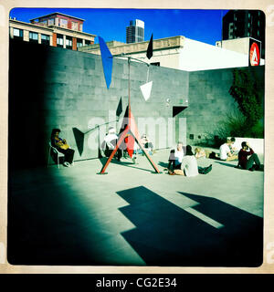 Sept. 06, 2011 - San Francisco, CA, USA - Besucher fangen Sonne im Skulpturengarten auf der Oberseite der SF Moma, San Francisco, Kalifornien, USA. (Kredit-Bild: © Veronika Lukasova/ZUMAPRESS.com) Stockfoto