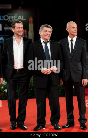 8. September 2011 - Venedig, Italien - von links nach rechts Schauspieler Johannes Zeiler, Regisseur Aleksandr Sokurov und Schauspieler Anton Adasinskiy auf dem roten Teppich vor der Premiere des Films "Faust" unter der Regie von Aleksandr Sokurov bei den 68. Internationalen Filmfestspielen von Venedig (Credit-Bild: © Marcello Farina/So Stockfoto