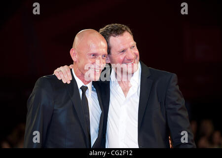 8. September 2011 - Venedig, Italien - von links nach rechts Schauspieler Anton Adasinskiy und Johannes Zeiler auf dem roten Teppich vor der Premiere des Films "Faust" unter der Regie von Aleksandr Sokurov bei den 68. Internationalen Filmfestspielen von Venedig (Credit-Bild: © Marcello Farina/Southcreek Global/ZUMAPRESS.com) Stockfoto