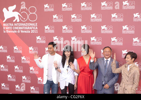 9. September 2011 - Venedig, Italien - von links nach rechts Akteure Lau Ching Wan, Stephanie Che, Myolie Wu, Regisseur Johnnie To und Schauspielerin Denise Ho beim Fototermin vor der Premiere von "Duo Mingjin" Film unter der Regie von Johnnie To bei den 68. Internationalen Filmfestspielen von Venedig (Credit-Bild: © Marcello Far Stockfoto