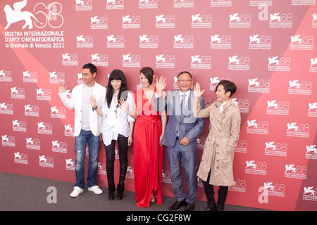 9. September 2011 - Venedig, Italien - von links nach rechts Akteure Lau Ching Wan, Stephanie Che, Myolie Wu, Regisseur Johnnie To und Schauspielerin Denise Ho beim Fototermin vor der Premiere von "Duo Mingjin" Film unter der Regie von Johnnie To bei den 68. Internationalen Filmfestspielen von Venedig (Credit-Bild: © Marcello Far Stockfoto